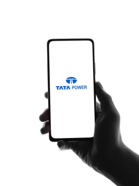 Batı Bangal, Hindistan - 09 Ekim 2021: Telefon ekranında Tata Power logosu.
