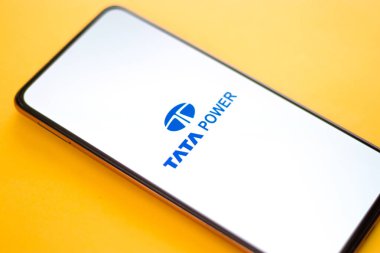 Batı Bangal, Hindistan - 09 Ekim 2021: Telefon ekranında Tata Power logosu.