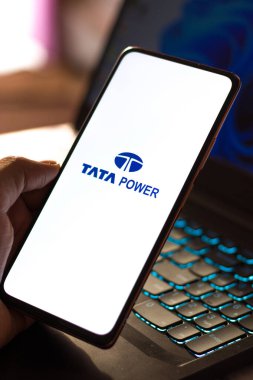 Batı Bangal, Hindistan - 09 Ekim 2021: Telefon ekranında Tata Power logosu.