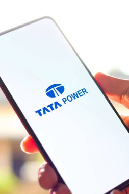 Batı Bangal, Hindistan - 09 Ekim 2021: Telefon ekranında Tata Power logosu.