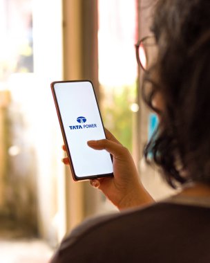 Batı Bangal, Hindistan - 09 Ekim 2021: Telefon ekranında Tata Power logosu.