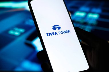 Batı Bangal, Hindistan - 09 Ekim 2021: Telefon ekranında Tata Power logosu.