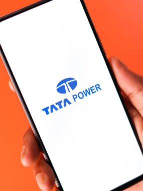 Batı Bangal, Hindistan - 09 Ekim 2021: Telefon ekranında Tata Power logosu.