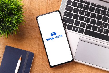 Batı Bangal, Hindistan - 09 Ekim 2021: Telefon ekranında Tata Power logosu.