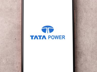 Batı Bangal, Hindistan - 09 Ekim 2021: Telefon ekranında Tata Power logosu.