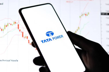 Batı Bangal, Hindistan - 09 Ekim 2021: Telefon ekranında Tata Power logosu.