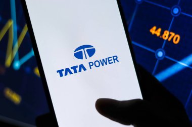 Batı Bangal, Hindistan - 09 Ekim 2021: Telefon ekranında Tata Power logosu.