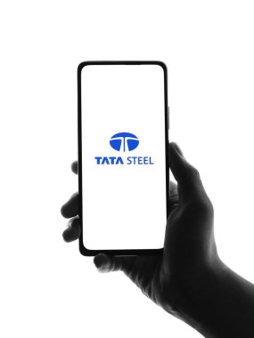 Batı Bangal, Hindistan - 09 Ekim 2021: Telefon ekranı görüntüsünde Tata çelik logosu.