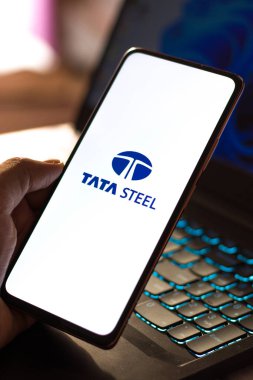 Batı Bangal, Hindistan - 09 Ekim 2021: Telefon ekranı görüntüsünde Tata çelik logosu.