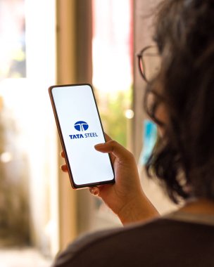 Batı Bangal, Hindistan - 09 Ekim 2021: Telefon ekranı görüntüsünde Tata çelik logosu.