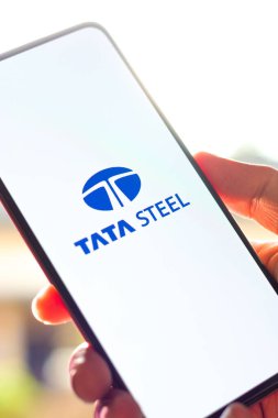 Batı Bangal, Hindistan - 09 Ekim 2021: Telefon ekranı görüntüsünde Tata çelik logosu.