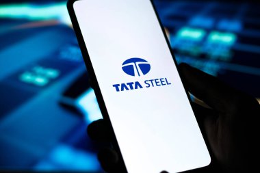 Batı Bangal, Hindistan - 09 Ekim 2021: Telefon ekranı görüntüsünde Tata çelik logosu.