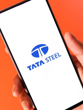 Batı Bangal, Hindistan - 09 Ekim 2021: Telefon ekranı görüntüsünde Tata çelik logosu.