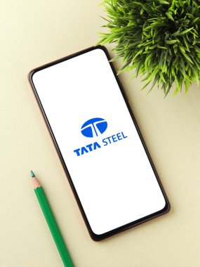 Batı Bangal, Hindistan - 09 Ekim 2021: Telefon ekranı görüntüsünde Tata çelik logosu.