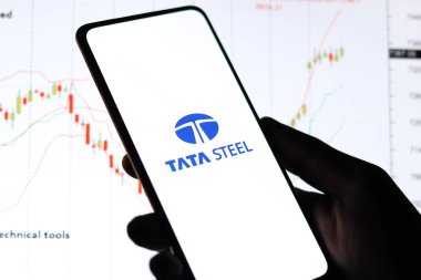 Batı Bangal, Hindistan - 09 Ekim 2021: Telefon ekranı görüntüsünde Tata çelik logosu.