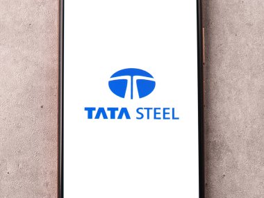 Batı Bangal, Hindistan - 09 Ekim 2021: Telefon ekranı görüntüsünde Tata çelik logosu.