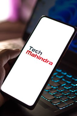 Batı Bangal, Hindistan - 09 Ekim 2021: Telefon ekranında Tech Mahindra logosu.