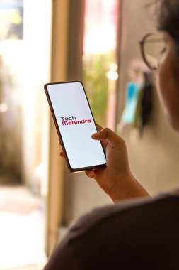 Batı Bangal, Hindistan - 09 Ekim 2021: Telefon ekranında Tech Mahindra logosu.