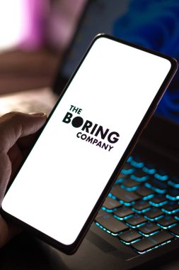 Batı Bangal, Hindistan - 09 Ekim 2021: Telefon ekranındaki Sıkıcı Şirket logosu.