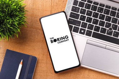 Batı Bangal, Hindistan - 09 Ekim 2021: Telefon ekranındaki Sıkıcı Şirket logosu.