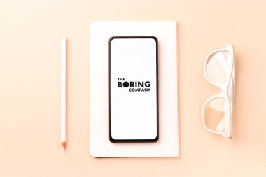 Batı Bangal, Hindistan - 09 Ekim 2021: Telefon ekranındaki Sıkıcı Şirket logosu.