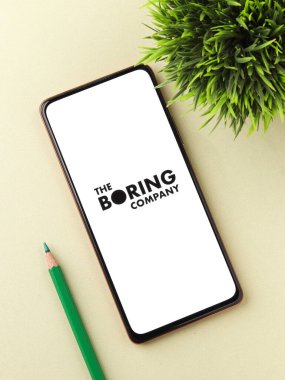 Batı Bangal, Hindistan - 09 Ekim 2021: Telefon ekranındaki Sıkıcı Şirket logosu.