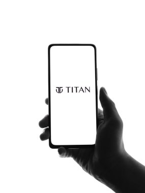 Batı Bangal, Hindistan - 09 Ekim 2021: Telefon ekranında Titan logosu.
