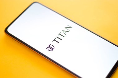 Batı Bangal, Hindistan - 09 Ekim 2021: Telefon ekranında Titan logosu.