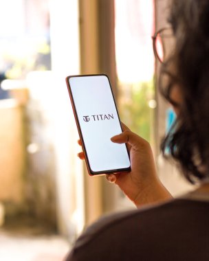 Batı Bangal, Hindistan - 09 Ekim 2021: Telefon ekranında Titan logosu.