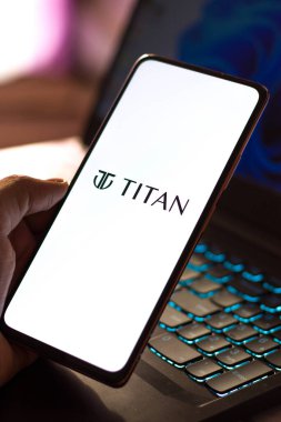 Batı Bangal, Hindistan - 09 Ekim 2021: Telefon ekranında Titan logosu.