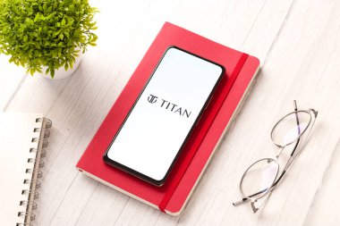 Batı Bangal, Hindistan - 09 Ekim 2021: Telefon ekranında Titan logosu.
