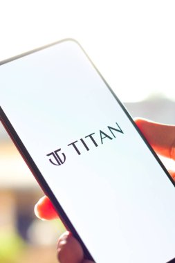 Batı Bangal, Hindistan - 09 Ekim 2021: Telefon ekranında Titan logosu.