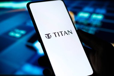 Batı Bangal, Hindistan - 09 Ekim 2021: Telefon ekranında Titan logosu.