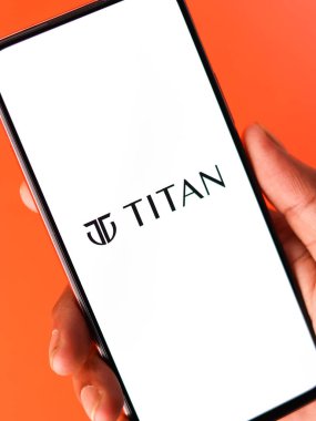 Batı Bangal, Hindistan - 09 Ekim 2021: Telefon ekranında Titan logosu.