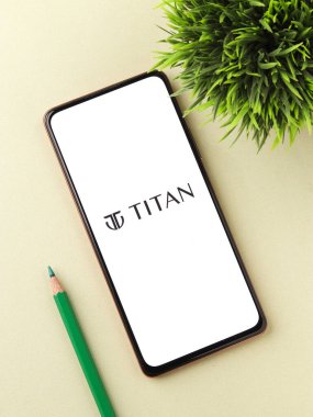 Batı Bangal, Hindistan - 09 Ekim 2021: Telefon ekranında Titan logosu.