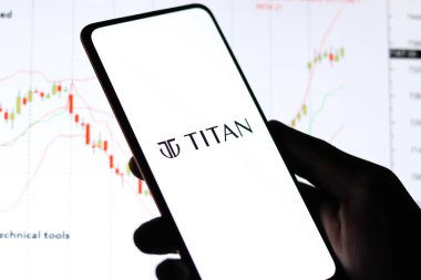 Batı Bangal, Hindistan - 09 Ekim 2021: Telefon ekranında Titan logosu.