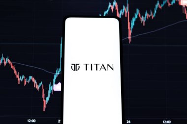 Batı Bangal, Hindistan - 09 Ekim 2021: Telefon ekranında Titan logosu.