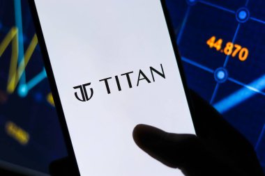 Batı Bangal, Hindistan - 09 Ekim 2021: Telefon ekranında Titan logosu.