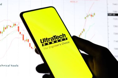 Batı Bangal, Hindistan - 09 Ekim 2021: Telefon ekranında UltraTech çimento logosu.