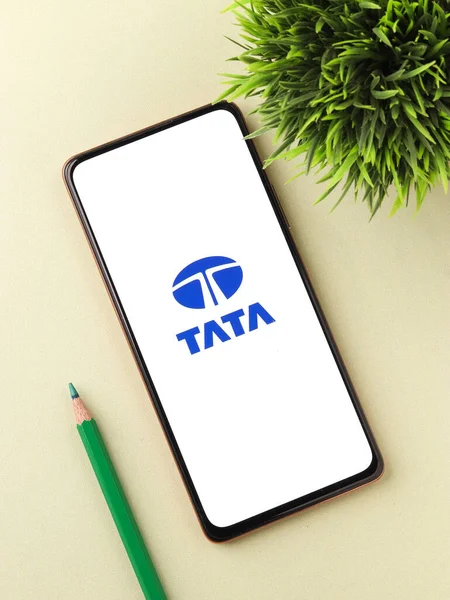 Batı Bangal, Hindistan - 09 Ekim 2021: Telefon ekranında TATA grubu logosu.