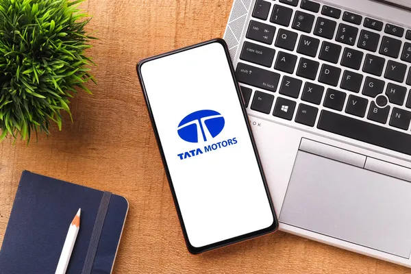 Batı Bangal, Hindistan - 09 Ekim 2021: Tata Motor logosu telefon ekranı görüntüsünde.