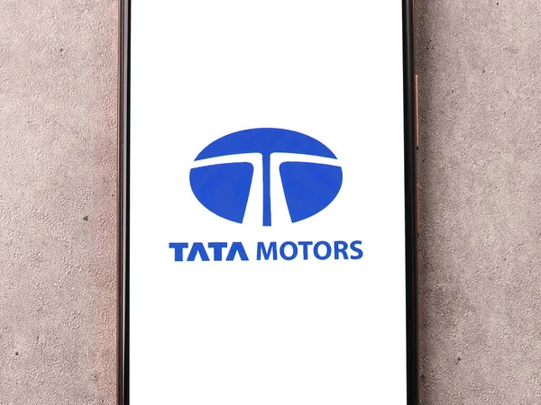 Batı Bangal, Hindistan - 09 Ekim 2021: Tata Motor logosu telefon ekranı görüntüsünde.