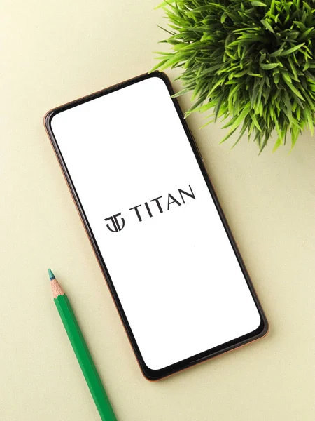 Batı Bangal, Hindistan - 09 Ekim 2021: Telefon ekranında Titan logosu.