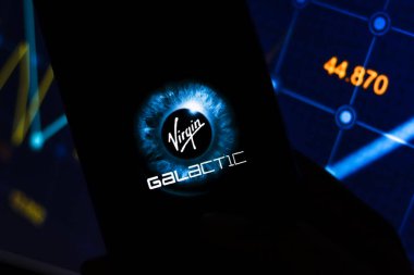 Batı Bangal, Hindistan - 09 Ekim 2021: Telefon ekranında Virgin Galaktik logosu.