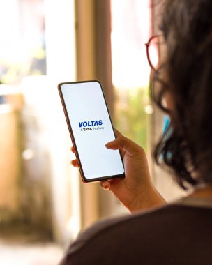 Batı Bangal, Hindistan - 09 Ekim 2021: Telefon ekranı görüntüsünde Voltas logosu.