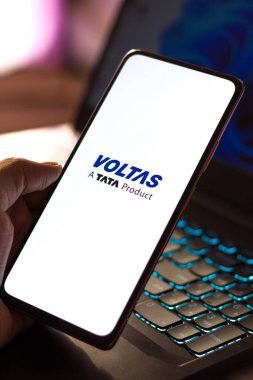 Batı Bangal, Hindistan - 09 Ekim 2021: Telefon ekranı görüntüsünde Voltas logosu.