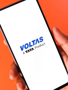 Batı Bangal, Hindistan - 09 Ekim 2021: Telefon ekranı görüntüsünde Voltas logosu.