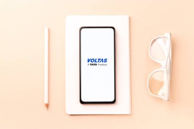Batı Bangal, Hindistan - 09 Ekim 2021: Telefon ekranı görüntüsünde Voltas logosu.