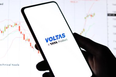 Batı Bangal, Hindistan - 09 Ekim 2021: Telefon ekranı görüntüsünde Voltas logosu.