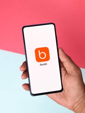 Assam, Hindistan - 30 Mart 2021: Telefon ekranında Beddit logosu.